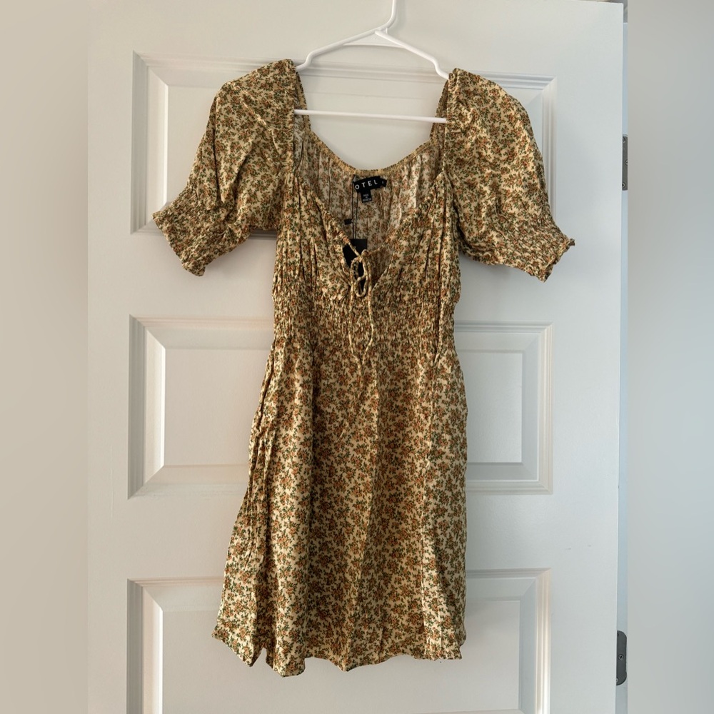 Motel mini floral dress. Size Medium. Tags attached.